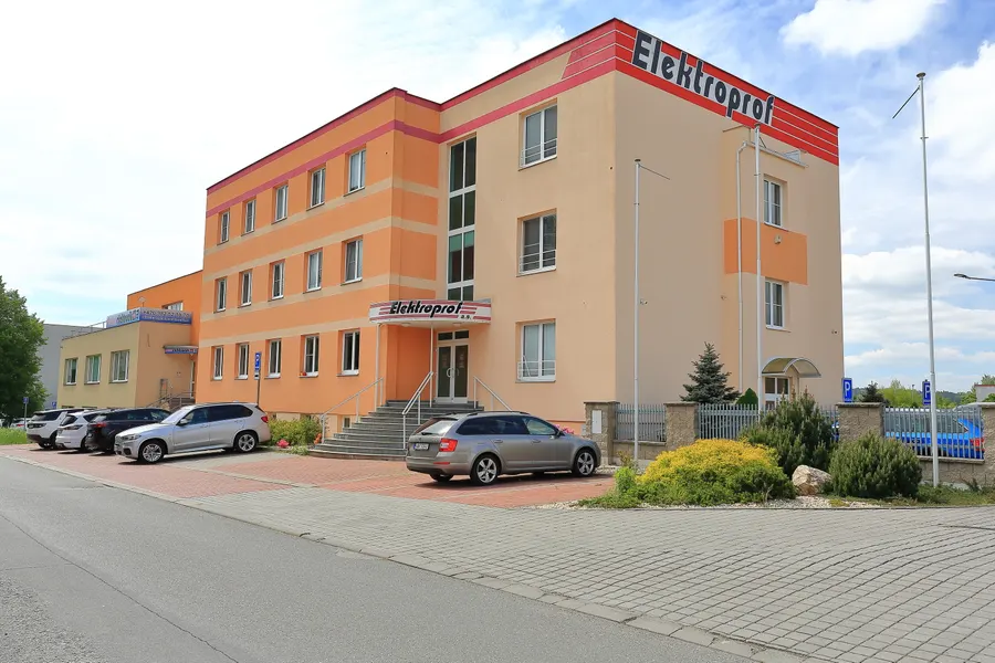 Administrativní budova v Táboře s velkým nápisem Elektroprof na střeše
